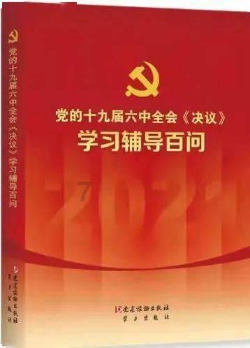 云南景洪:男童不慎跌落10米深通风井,消防员索降救援