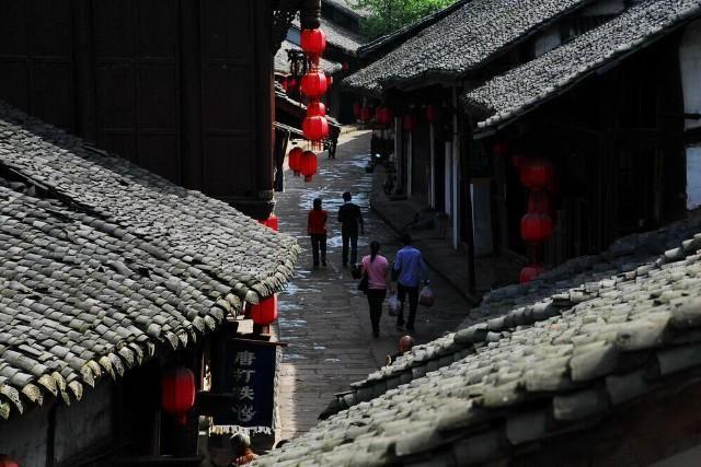 子日山长篇小说《艺术家》中的“艺术家”的象征意义